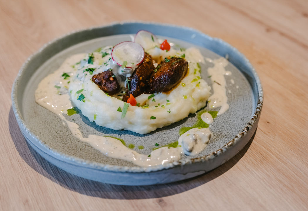 Obrajiori de Porc cu Piure de Cartofi și Sos de Pitonci 530 gr